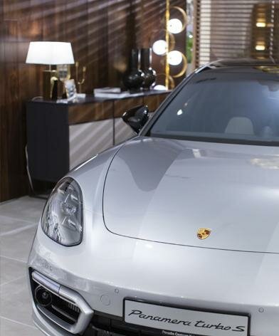 Przód Porsche Panamera Turbo S w salonie Kler